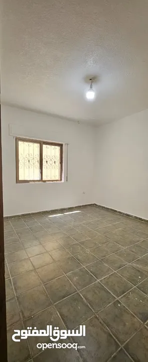 شقة طابق ارضي سوبر ديلكوس كما يوجد غرف مفروشة لطلاب الطب قرب مستشفى السلط الجديد