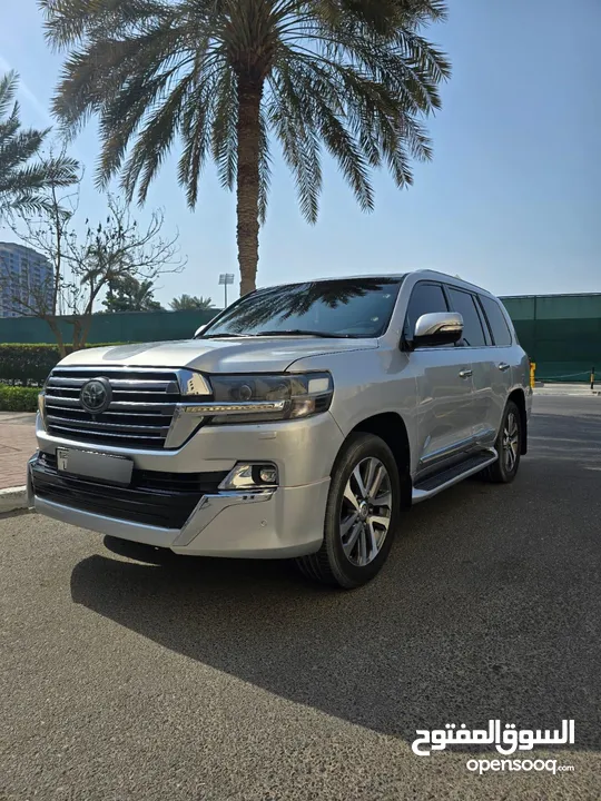 2018 لاند كروزر فل ابش 5.7 VXR - مفتاحين - فل سيرفيس - عقد صيانه مع الفطيم