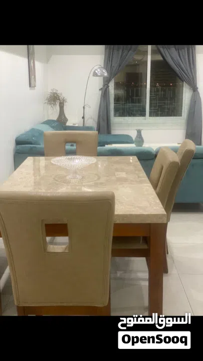 شقة فاخرة مؤثثة كامل ببرج بالجفير  تعطي اقامة دائمة للاجانب  بها كافة الامكانيات