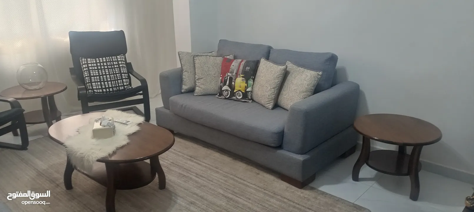 طقم كنب 7مقاعد مع طقم طاولات ثلاث قطع