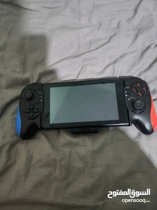 نينتندو سويتش مع كينترولارنينتندو سويتش مع كينترولارنينتندو سويتش مع كينترولار