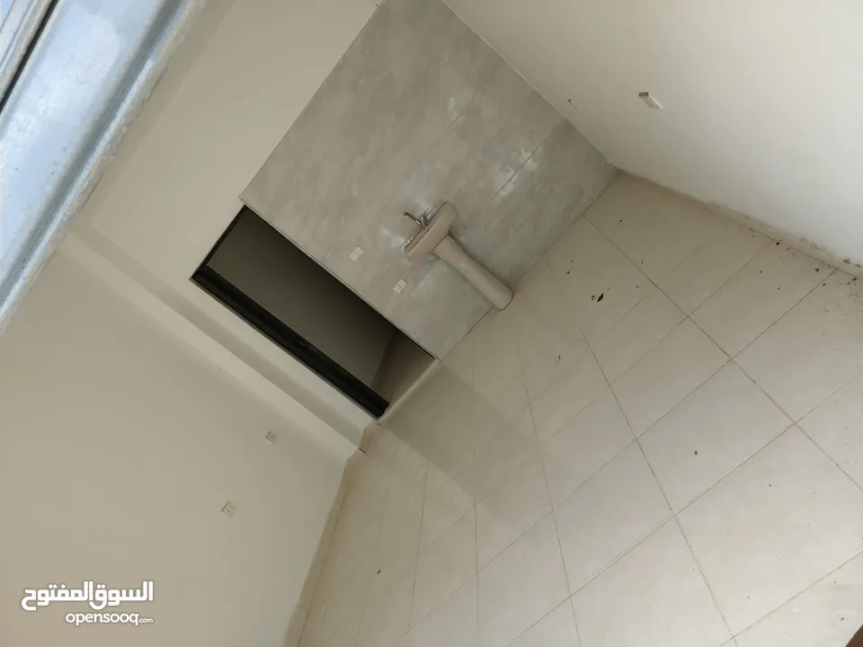 مستودع   و محل مقسم بمنطقه حيوية للايجار بدر الجديده
