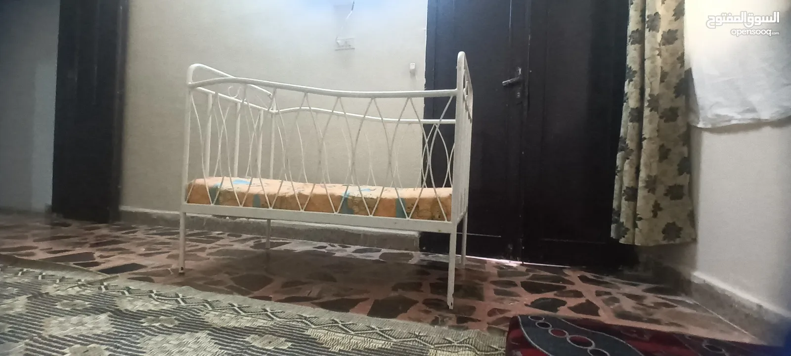 تخت حديد مستعمل مناسب للأولاد