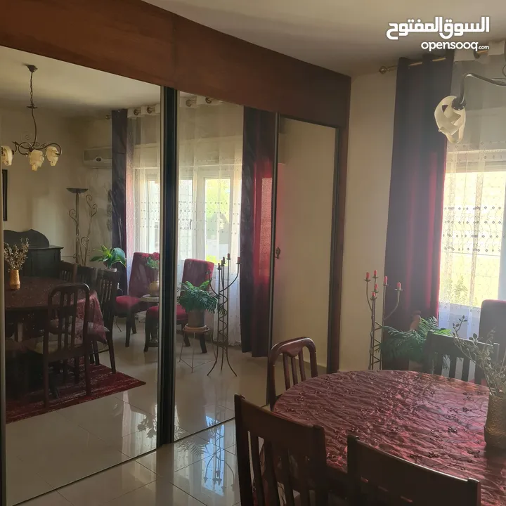 شقة في عمارة عائلية للبيع في إسكان الضباط مرج الحمام. شارع جانبي هادئ