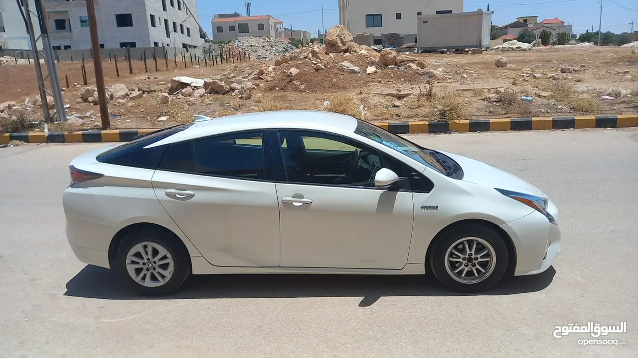 تويوتا بريوس لون ابيض لؤلؤي فحص 3 جيد بسعر مغري قابل للبدل