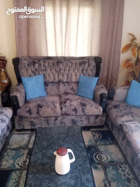 كنب للبيع مع طاولاته