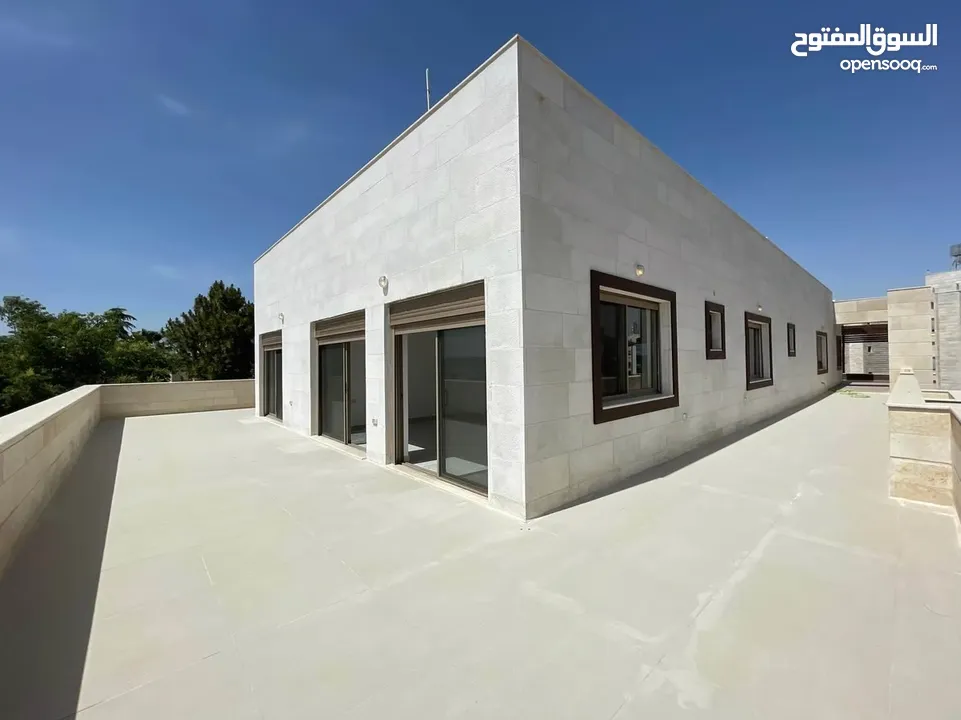 شقة طابقية (سكن خاص) للبيع بإطلالة (بانارومية) وجميلة جداً على السيتي مول وحدائق الحسين وقرب مكة مول