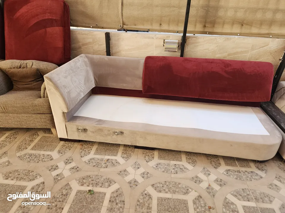 طقم كنب جلوس نوع زاوية  يكون من قطعتين بلونين خمري وبيج
