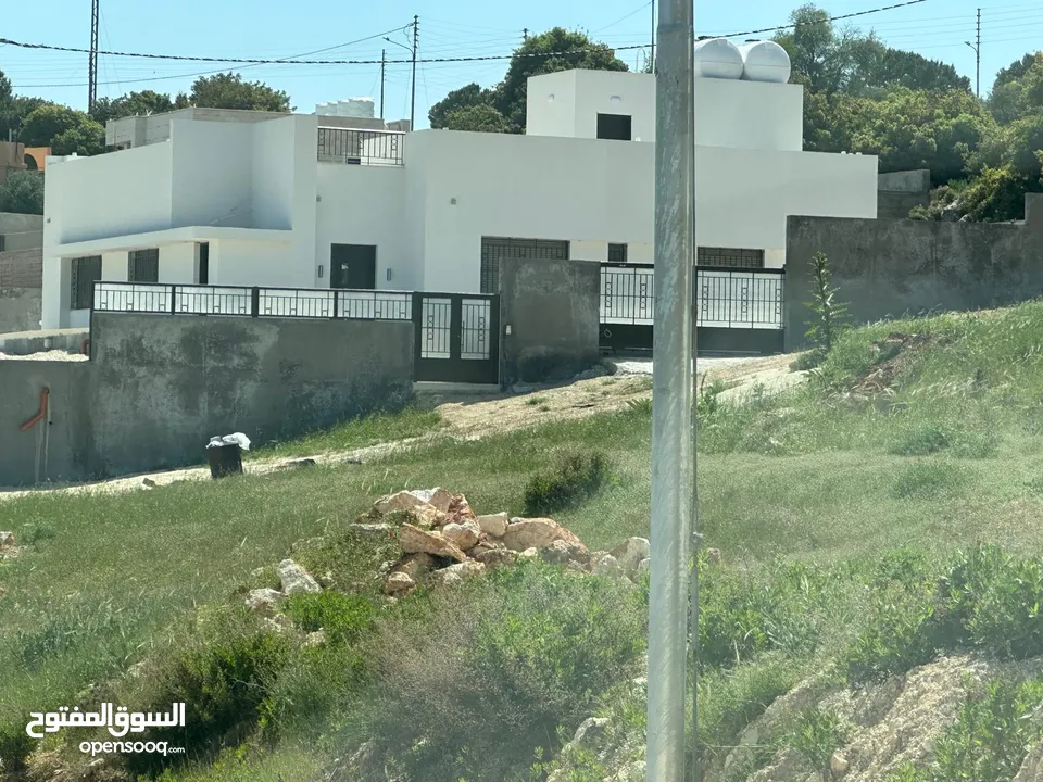 بيع بيت مستقل (فيلا) بالسلط  دعم الغزالات ,ام جوزة، تشطيبات فاخرى، بناء 230م ترسات 400م ,900م ارض