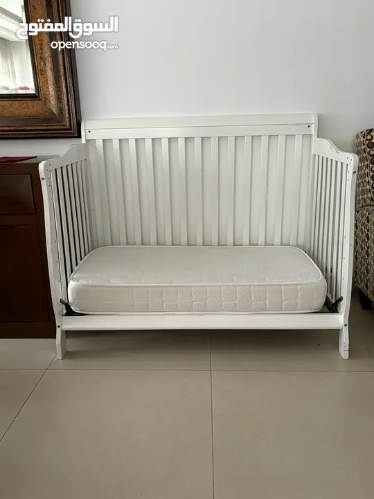 تخت بيبي كبير مع فرشة Crib/ toddler bed