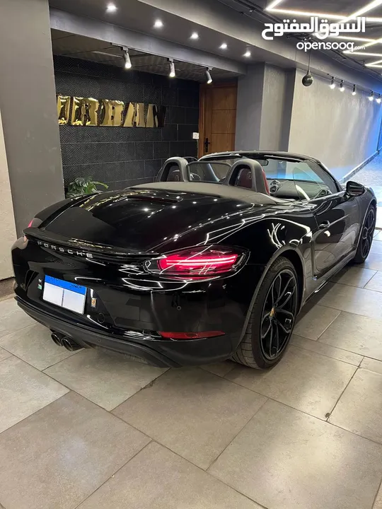 Porsche  718 Boxster Roadster  2000cc  300HP وكيل موديل 2024 عداد 8500