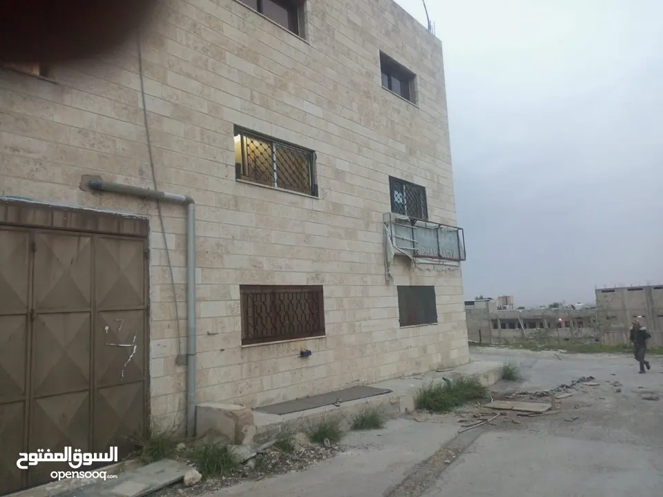 مخازن عدد اثنين للبيع  مساحه كل واحد 48 وسده 45 يعني 90 متر للاستفسار ويصلح صناعي وغذاىي الموقع اهل