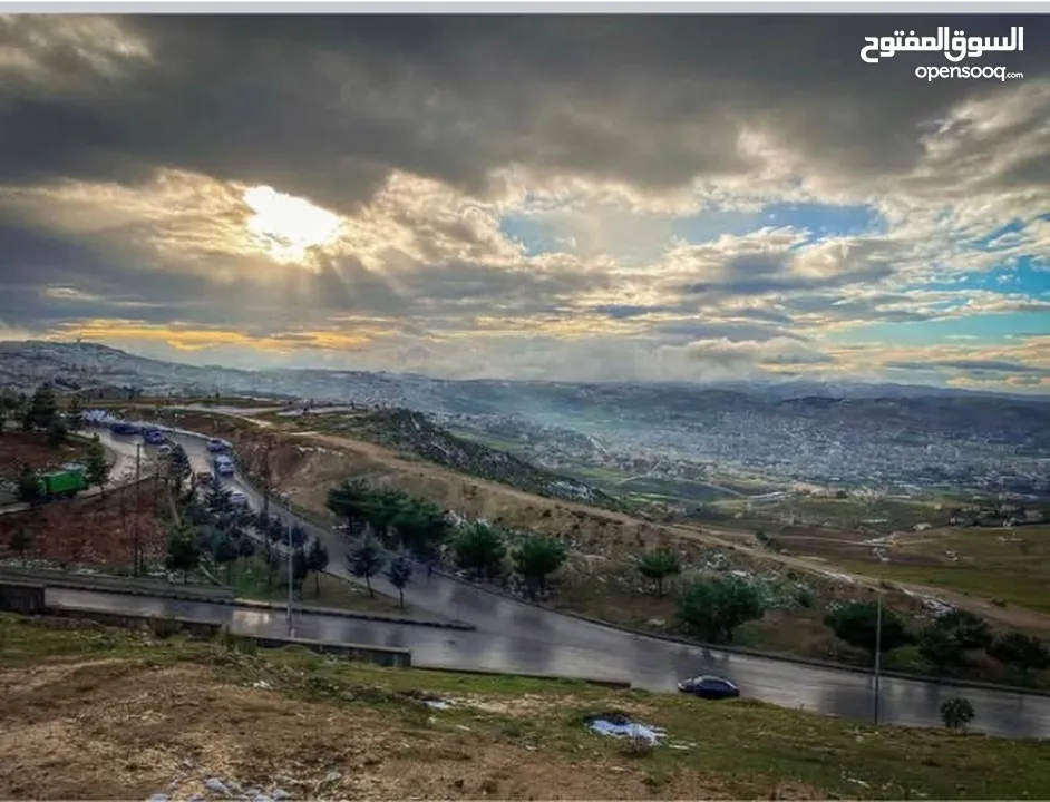 قطعه ارض مميزة بطلتها فوق شارع الاردن