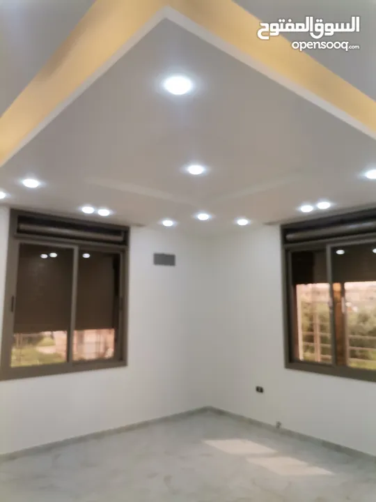 شقه 205م طابق ارضي مدخل خاص وكراج خاص وساحه للبيع على شارع البترا شرق اربد مول قراند وكازيه الرجوب