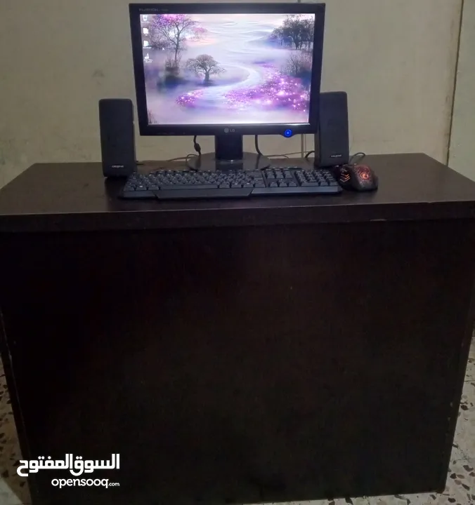 كمبيوتر رام 4 جيجا ذاكرة 1 تيرا وشاشة وكيبورد جديد وماوس وسماعات ومكتب للبيع المستعجل