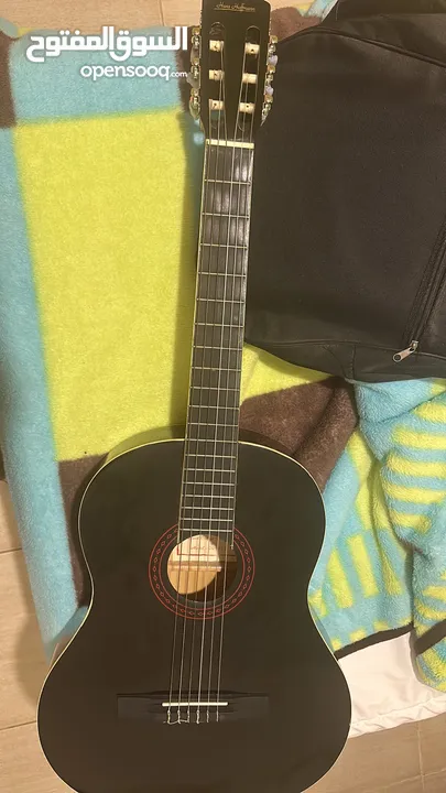 Guitar used like new  Delivery near me