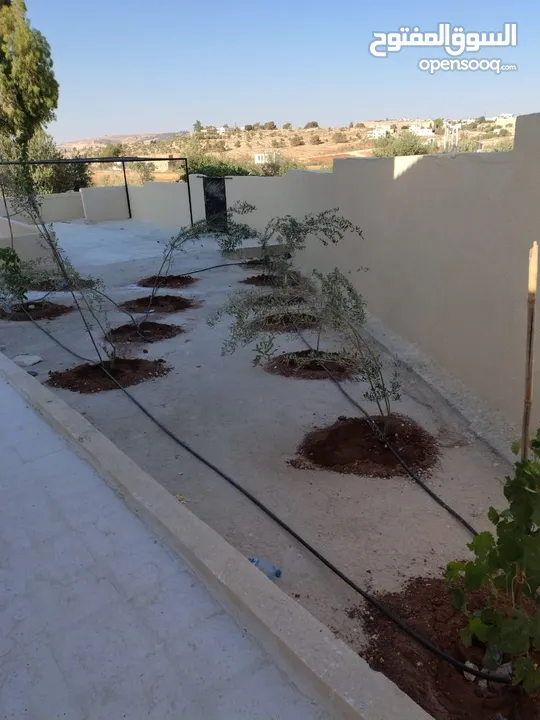 تشييك مزراع وعمل سلاسل الحجرية وبناء شاليهات وبيوت وصيانة جميع انواع صيانة بالبيوت والمزارع