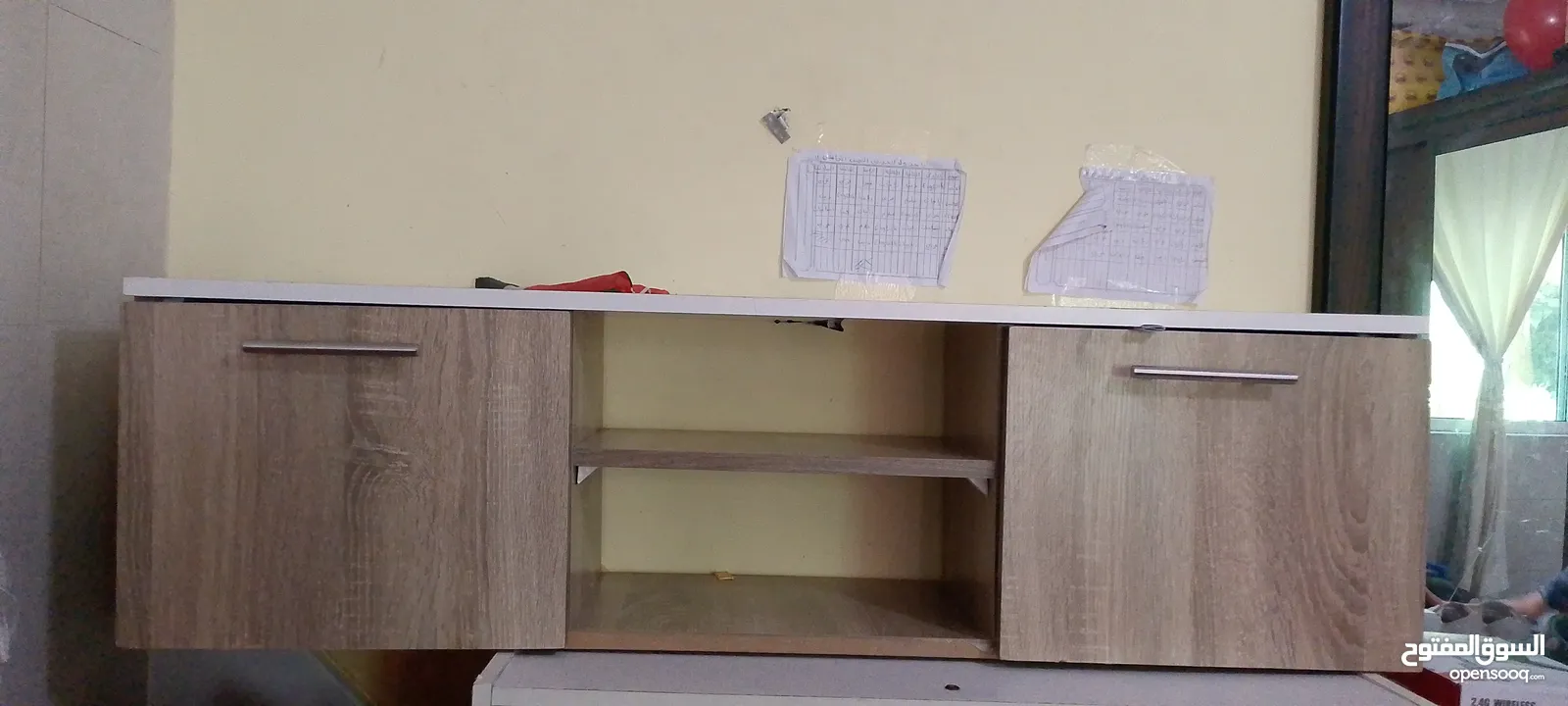 طاولة تلفاز مستعمل بحالة جيدة جدا لون بيج