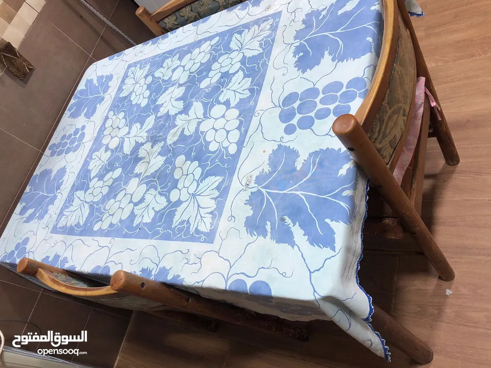 طاولة سفره مع خمس كراسي
