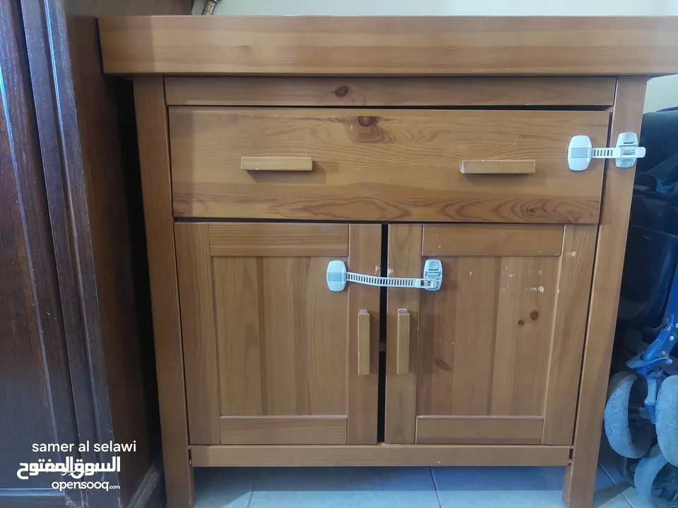 خزان ملابس أطفال طول 92 وعرض 92 بابين + جارور كبير بحاجه الي فرشه صغيره فقط