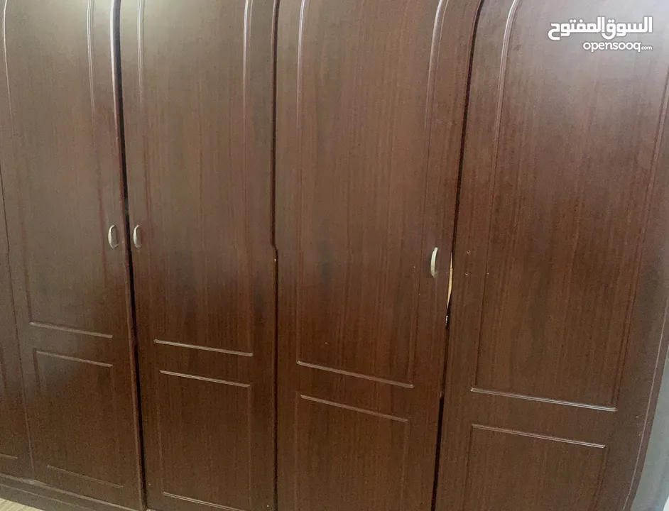 خزانة ملابس للبيع بسعر مناسب