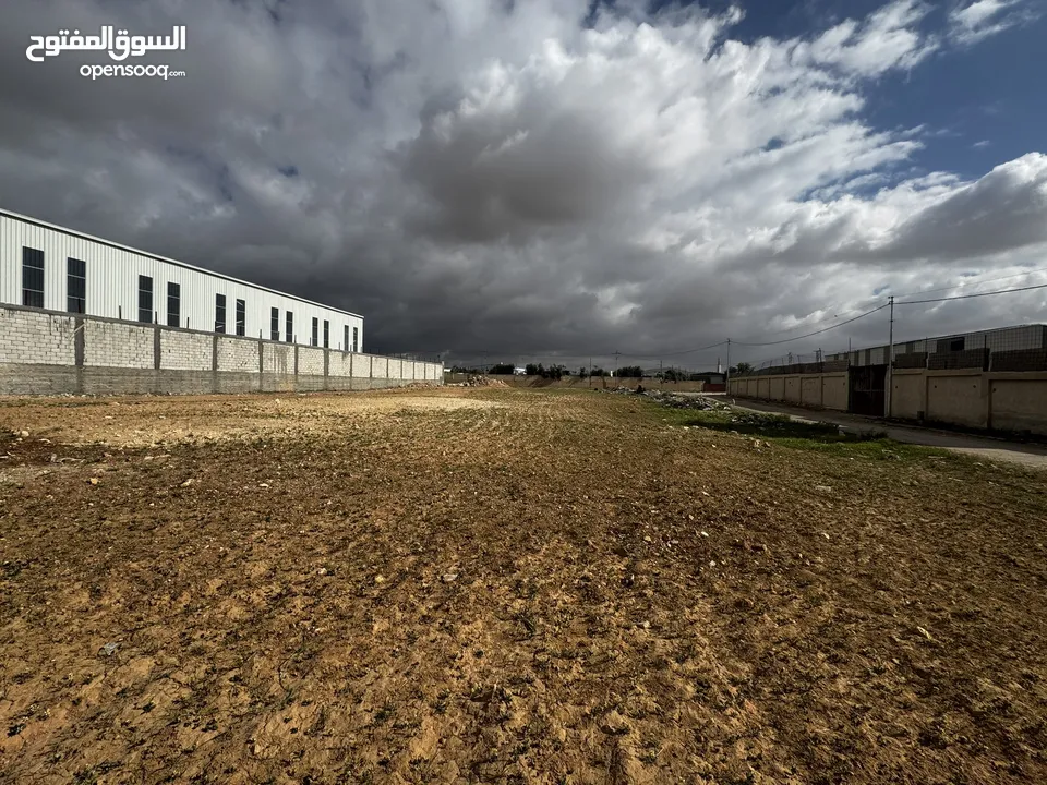 أرض للأيجار أو الاستثمار تصلح لبناء هنجر و مستودعات او كراج شاحنات خلف مقبرة المسيحية قرب الترخيص