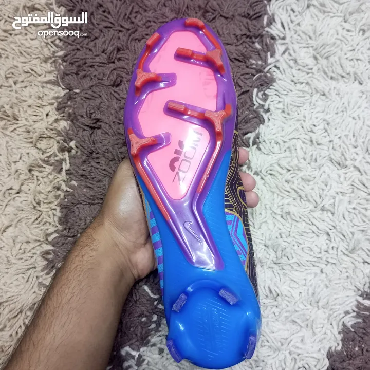 السلام عليكم اخوتي بوط اير زوم اصلي ونسخه لاعب للبيع نمره 42 وبلبس اكبر
