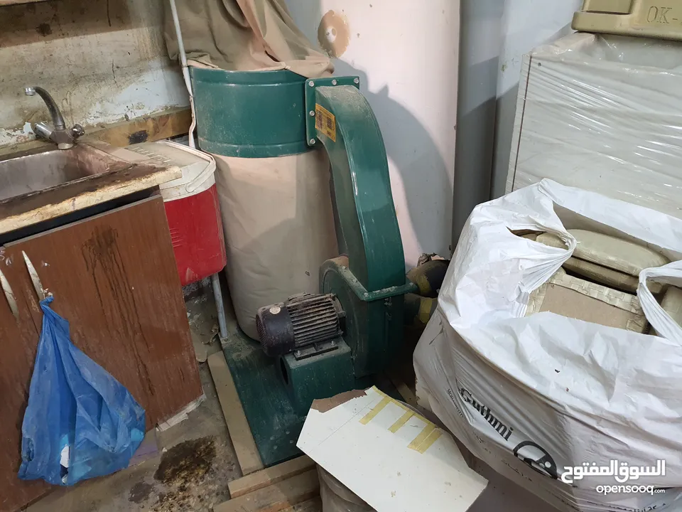 عدة ماكنات منجرة نظيفه مع مرابط وعدد اخرى كما هو معروض بالصور