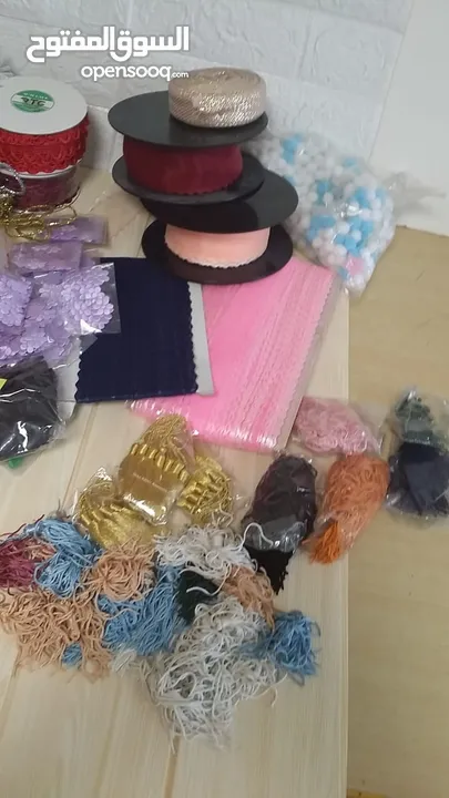اكسسوارات ومواد للاشغال اليدوية ورد وشرايط وخرز واحجار للبيع بسبب تصفية الورشة