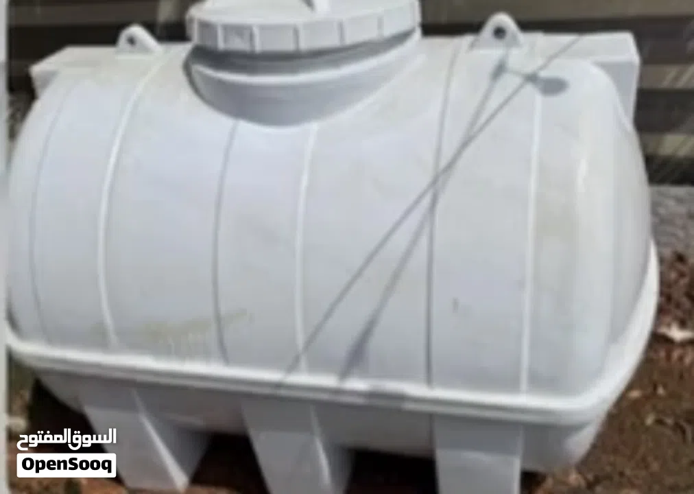 حمام متنقل وخزان ماء وعربة