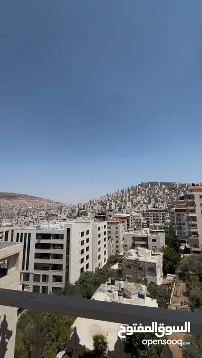 شقة للبيع في موقع حيوي ومميز غرب المدينة بمساحة مريحة وشقة عملية في وسط رفيديا