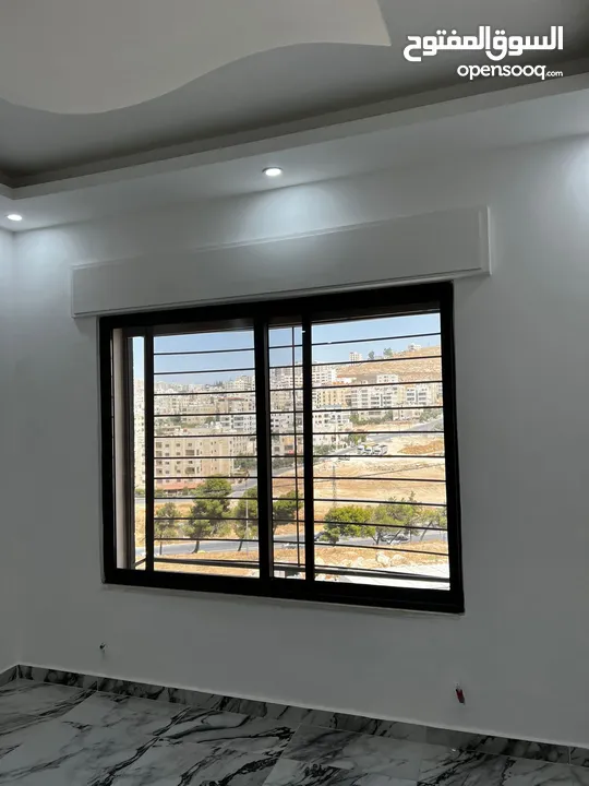 شقة استثمارية  للبيع بسعر مغري مع مطبخ وديكورات خشبية مميزة