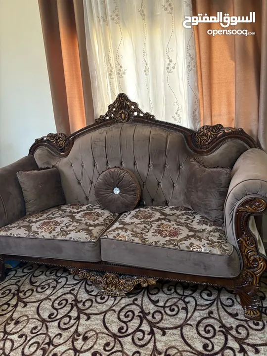 طقم كنب خشب زان مصري 9 مقاعد تفصيل بحاله ممتازه للبيع  + طقم طاولات عدد 3 +سجاده 5×5  + برادي عدد 2