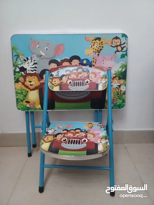 مكتب مع كرسي اطفال مع سكوتر اطفال