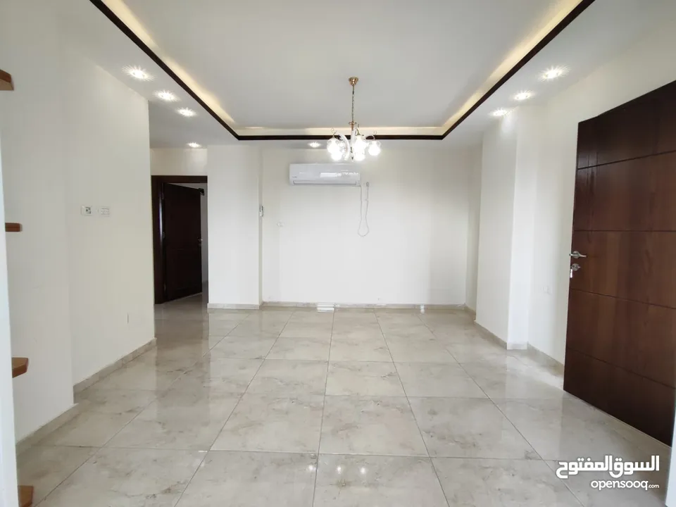 شقة جديدة سوبر ديلوكس للبيع في مدينة رام الله التحتا قرب مدرسة عزيز شاهين