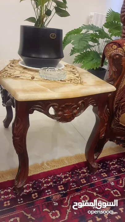 كنب تركي فاخر لغرفة الضيوف مكون من 9 مقاعد مع طاولات رخام