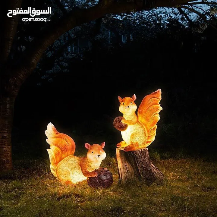 تمثال السنجاب  بالحجم الكبير يتوفر التمثال في وضعيتين مميزتين: سنجاب جالس بشكل لطيف