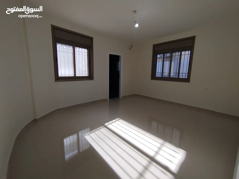 شقه مع حديقه للبيع