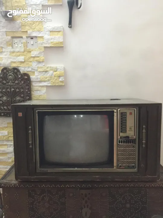 لمحبي التحف ( تلفزيون قديم)