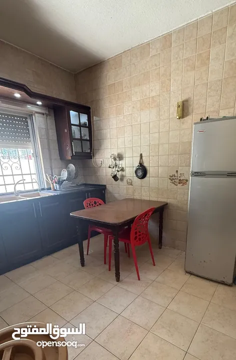 غرفة مفروشة مجددة بالكامل داخل فيلا في شارع الجامعة الأردنية في موقع مميز مخدوم بالكامل