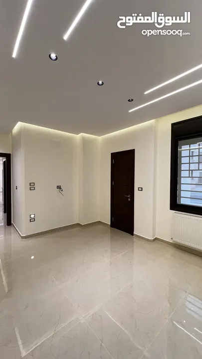 شقة للبيع طابق ارضي 95م مع ترس 50م (سكنية - استثمارية) في ديرغبار شارع ال 60 ، مطبخ راكب ، تدفئة غاز