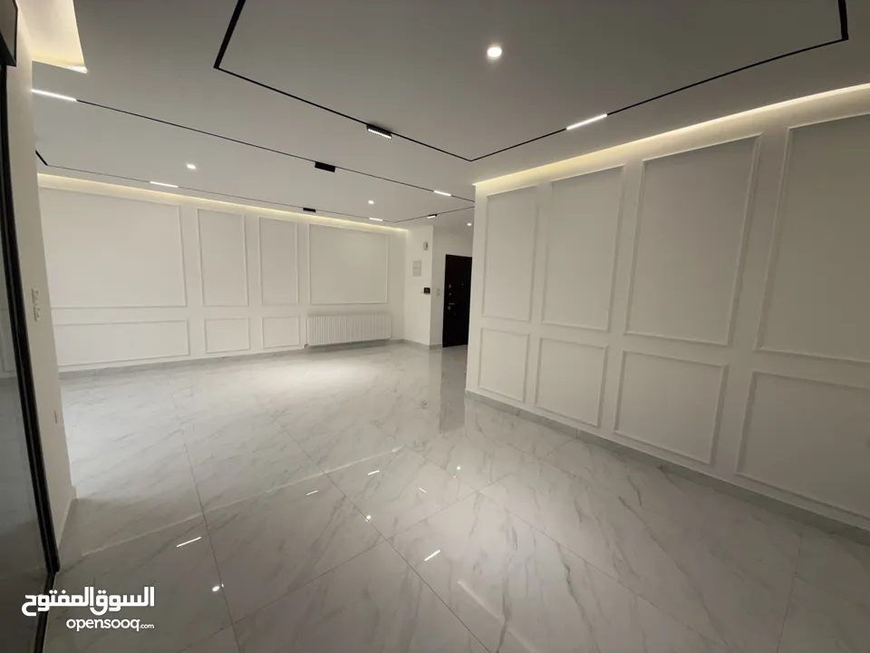 بالاقساط شقة طابق ارضي مساحة 200 م + 100 م ترس