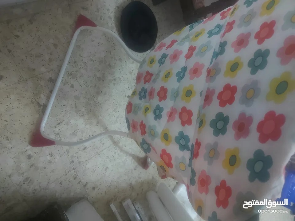 سحسيلة اطفال وكارسيت ومقعد طعام بحالة جيدة جدا بسعر مغري