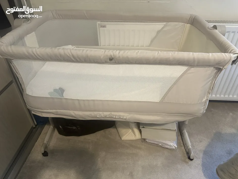 سرير اطفال مع ناموسية