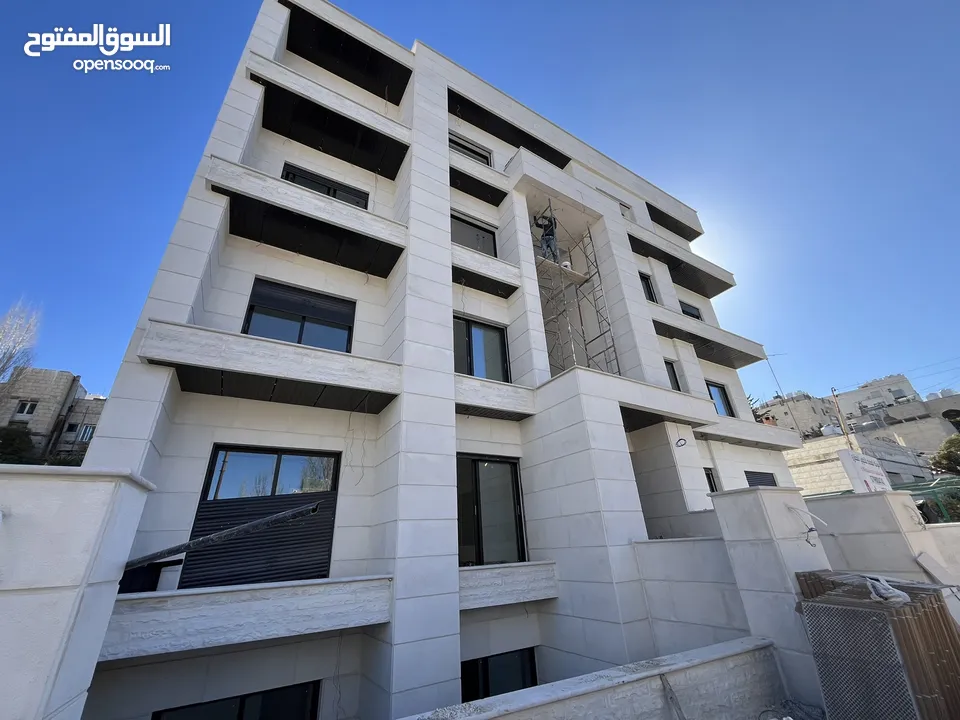 اخر شقة ارضية استثمارية 100 متر مقسمة الى استديو عدد 2 في ضاحية الرشيد خلف الجامعة الاردنية مباشرة