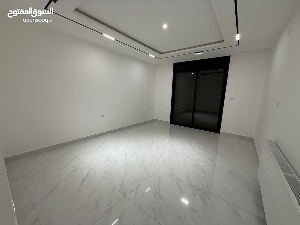 بالاقساط شقة طابق ارضي مساحة 200 م + 100 م ترس