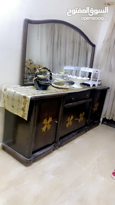 بيرو مصري مع مرآه زان ثقيل جدا  بحاله ممتازه للبيع