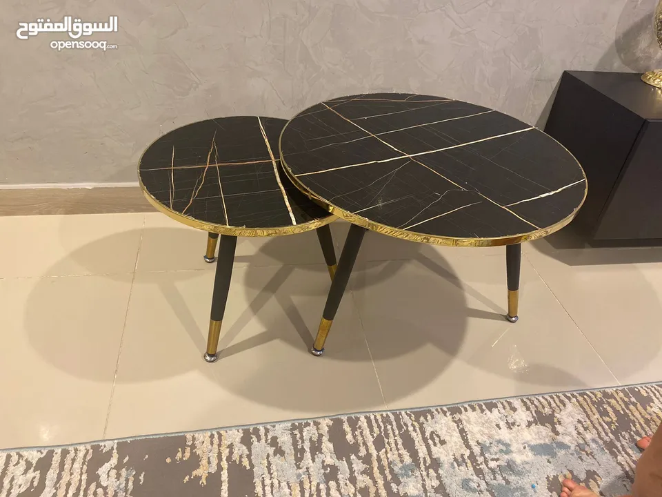 طقم كنب مع طاوله بحاله الجديد مع طاولتين Sofa like new with 2 tables