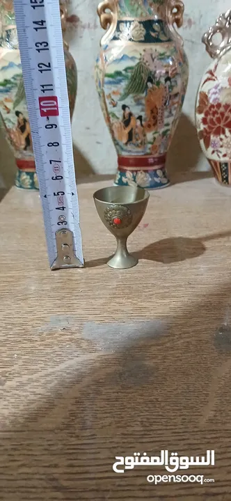 مكواي نحاس/ومنضر نحاس ارضية رخام/وكاسة صغيرة نحاس/ومنضرين نحاس وعليهم زي شقف  اضن رخام