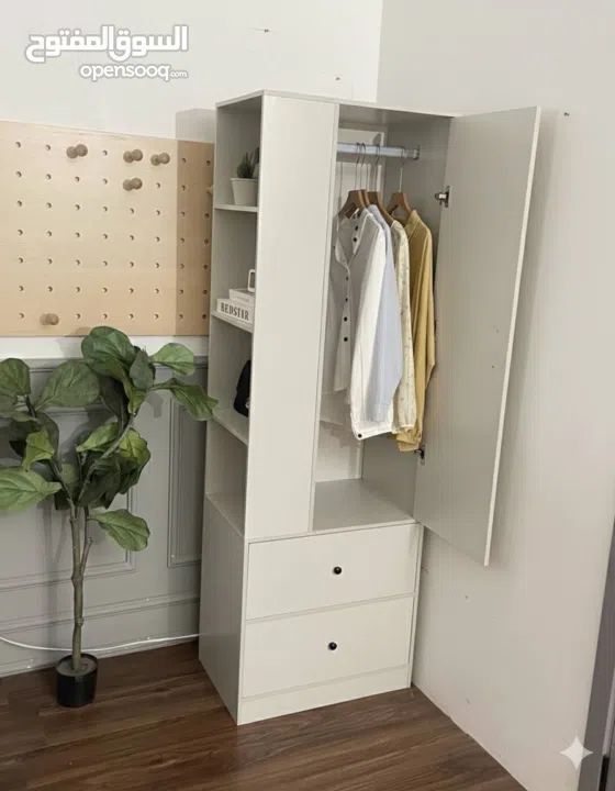 خزانة ملابس أنيقة بتصميم عملي – استغلال مثالي للمساحة